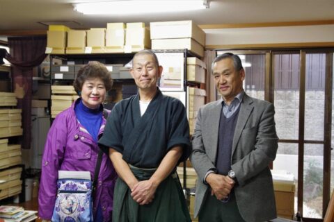 職人の方と写真撮影中の山田座長（右）と冨江副座長（左）
