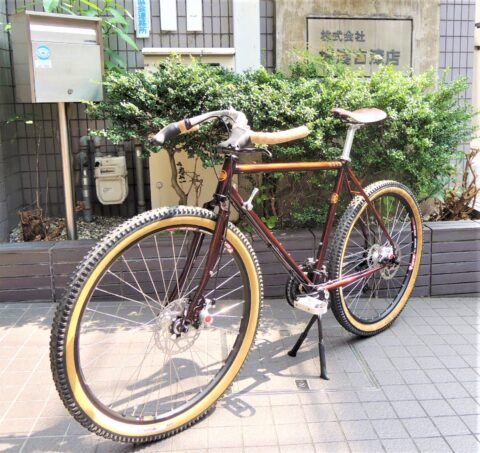 漆で塗装された自転車