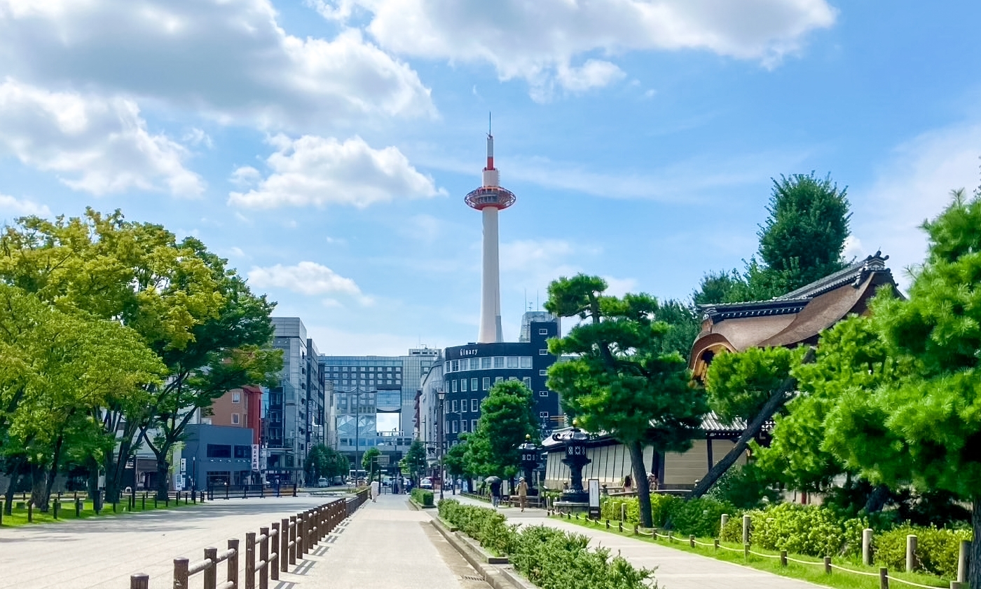 スライド1: 写真：烏丸通から京都タワーを望む