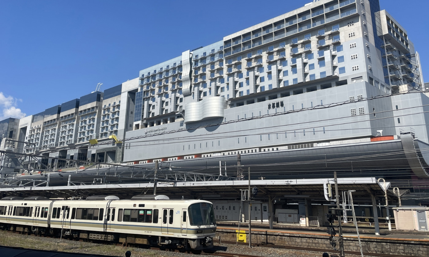 スライド2: 写真：京都駅