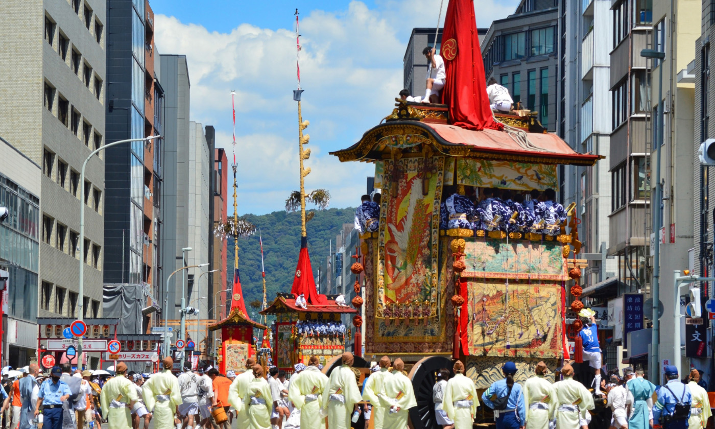 スライド3: 写真：祇園祭の賑わい