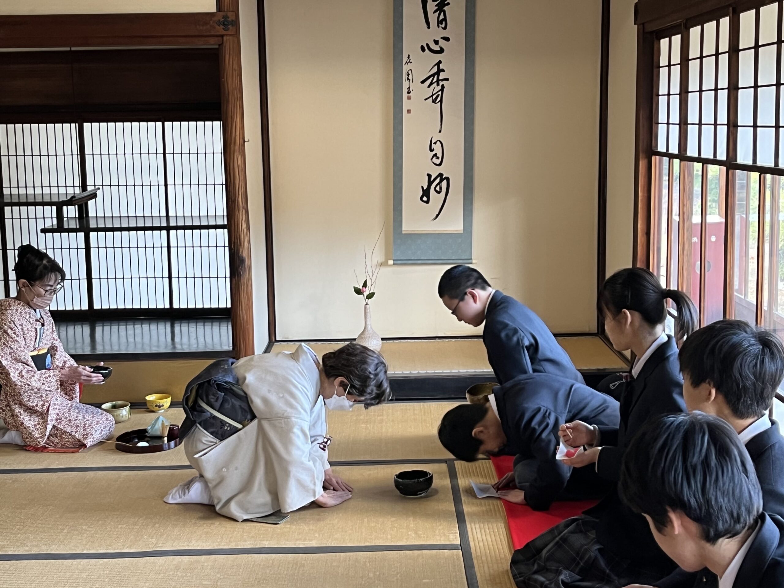 3年ぶりの開催！生徒が自前の茶器で茶道体験（下京中学校） （12月14日、渉成園）